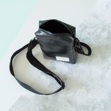 Load image into Gallery viewer, HUNTER CROSS BODY BAG / black