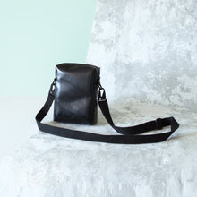 Load image into Gallery viewer, HUNTER CROSS BODY BAG / black