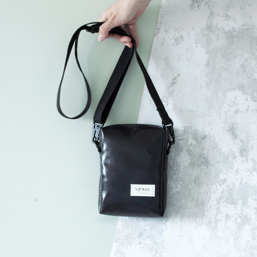 HUNTER CROSS BODY BAG / black