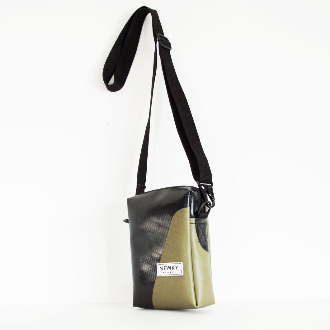 HUNTER CROSS BODY BAG / black / olive green